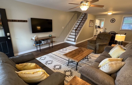 Minersville House | Charming 3BR Townhome; Fast Wi-Fi and Full Kitchen