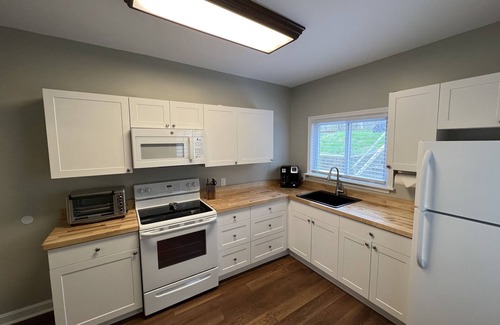 Minersville House | Charming 3BR Townhome; Fast Wi-Fi and Full Kitchen