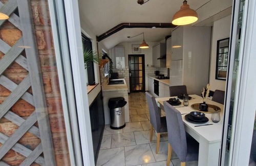 Wednesbury House | Charming 4-Bed House in Wednesbury