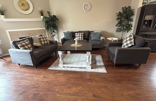 Grand Prairie House | Charming 4 bedroom house with spacious backyard, AC and WiFi in Grand Prairie