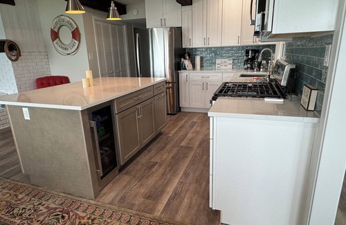 Cassopolis Cottage | Charming 4-bedroom cottage on fabulous Diamond Lake! Just remodeled! WiFi & AC