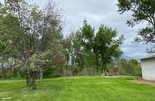 Sheridan House | Charming 4-bedroom house on the creek in peaceful Sheridan