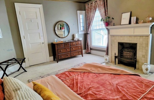 Downtown Toledo Bed & Breakfast | Charming 4-Bedroom Inn with Modern Comforts in Toledo