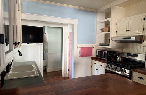 Madison - Lakeland Cottage | Charming 4-bedroom lakeside cottage in Madison. Wine weekend getaways!