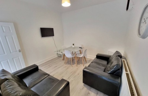 Liverpool House | Charming 4-Bedroom | Sleeps 8| at Andrew St!