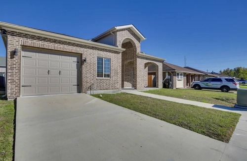 Plum Orchard House | Charming 4-bedroom bungalow with WiFi and AC in vibrant New Orleans