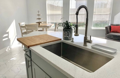 Humble House | Charming 4bed/3bath 2-Story Home near IAH