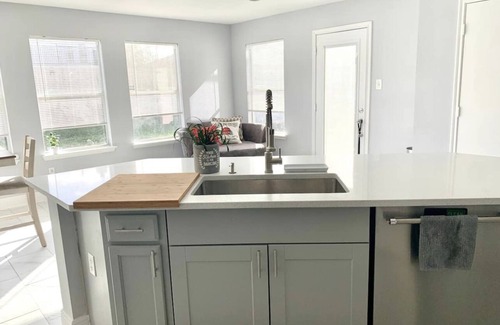 Humble House | Charming 4bed/3bath 2-Story Home near IAH