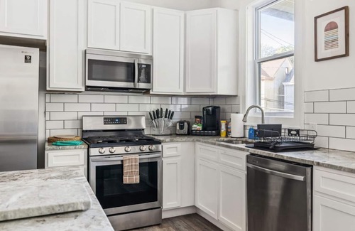 Perry North House | Charming 4bedroom home with AC WiFi in Pittsburgh close to Downtown and Stadium