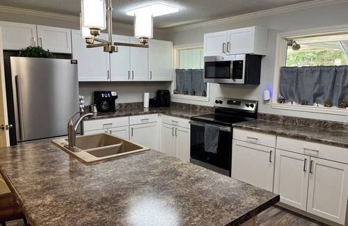 Southaven House | Charming 4BR 2BA Close to Memphis NOT IN Memphis! FULL Kitchen.