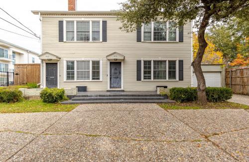 Oak Lawn House | Charming 4br Duplex In Oak Lawn Private Backyard