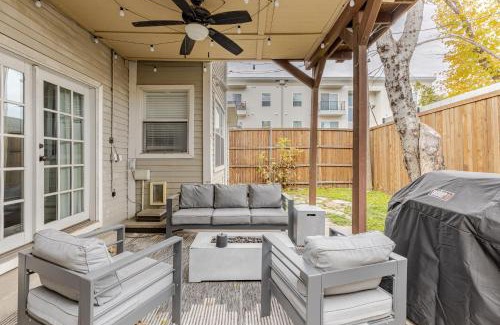 Oak Lawn House | Charming 4br Duplex In Oak Lawn Private Backyard