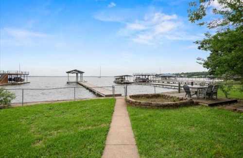 Tool House | Charming 4BR Lakefront Getaway
