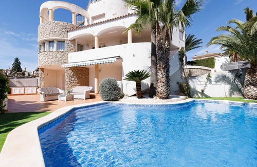 Miami Platja Villa | Charming 5-bedroom villa in Miami Playa 069 VILLA PINO ALTO