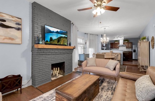 Downtown Niagara Falls House | Charming 5 BR Grand Victorian Family Home King Suite Walk to Falls Game-Room