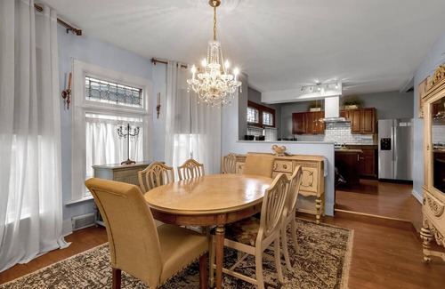Downtown Niagara Falls House | Charming 5 BR Grand Victorian Family Home King Suite Walk to Falls Game-Room