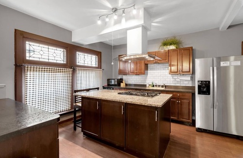 Downtown Niagara Falls House | Charming 5 BR Grand Victorian Family Home King Suite Walk to Falls Game-Room
