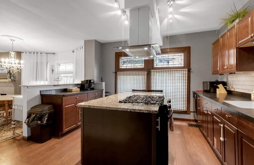 Downtown Niagara Falls House | Charming 5 BR Grand Victorian Family Home King Suite Walk to Falls Game-Room