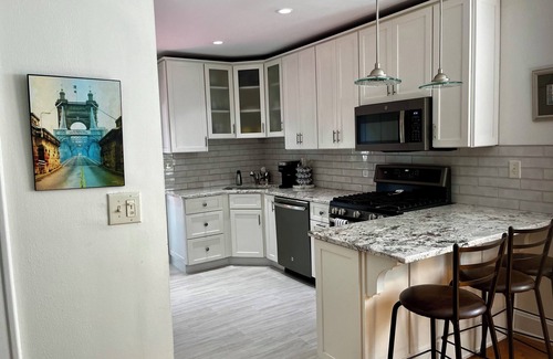 Mount Lookout House | Charming 5 Star Hyde Park Home-September Special Fall Escape!