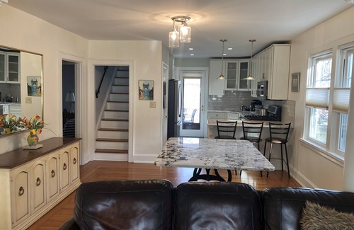 Mount Lookout House | Charming 5 Star Hyde Park Home-September Special Fall Escape!