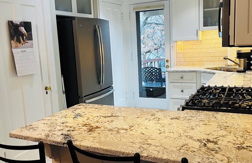 Mount Lookout House | Charming 5 Star Hyde Park Home-September Special Fall Escape!