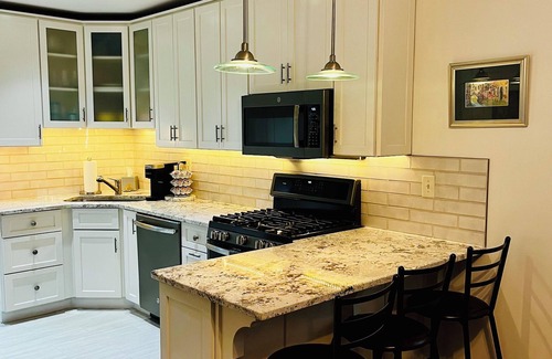 Mount Lookout House | Charming 5 Star Hyde Park Home-September Special Fall Escape!