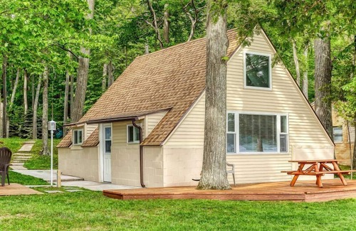 Empire Cottage | Charming A Frame Cottage on Little Glen at Mama Bear