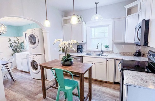 Cherokee Triangle House | Charming and Centrally Located 2-bedroom/Walkable/Private Parking