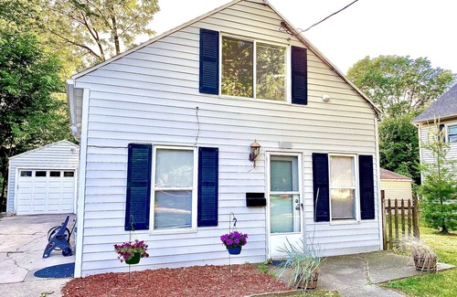 Lansing House | Charming and Cozy Lansing Loft Home