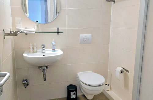 Amberg Apartment | Charming and peaceful studio with gorgeous green backyard view. Energy boosting