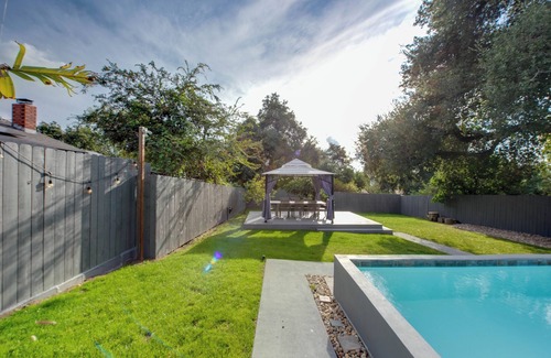 Altadena House | Charming and Serene 2-bedroom house with AC and WiFi in Altadena