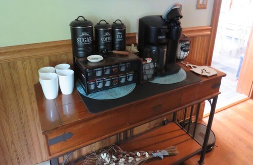 Union House | Charming and spacious lakefront home with 4 bedrooms, hot tub and pool table!