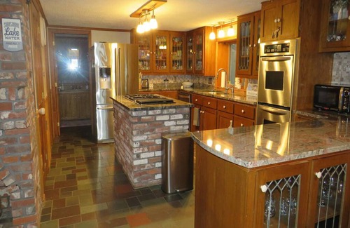 Union House | Charming and spacious lakefront home with 4 bedrooms, hot tub and pool table!