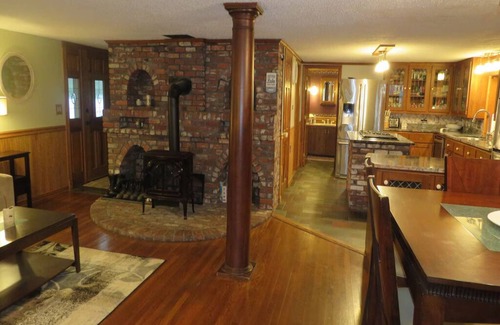Union House | Charming and spacious lakefront home with 4 bedrooms, hot tub and pool table!
