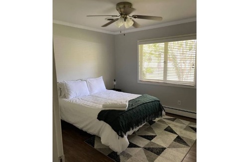Jamestown House | Charming and Spacious 8BR/5BA Home in Jamestown