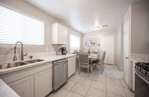 Sunrise Manor House | Charming and Stylish Home w/Free Wi-Fi