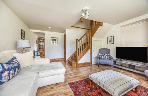 Storrington House | Charming Annexe Lodge with Parking Pass The Keys