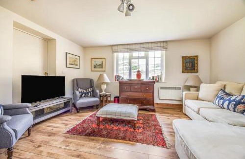 Storrington House | Charming Annexe Lodge with Parking Pass The Keys
