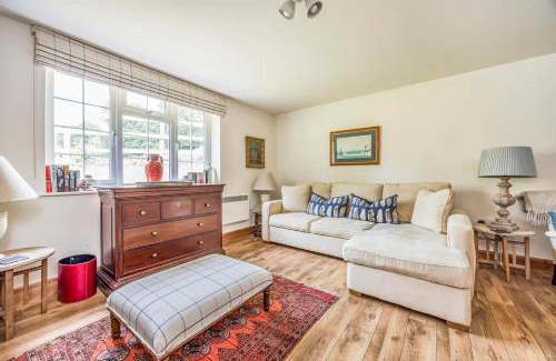 Storrington House | Charming Annexe Lodge with Parking Pass The Keys