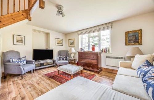 Storrington House | Charming Annexe Lodge with Parking Pass The Keys