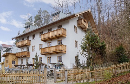 Bad Toelz Apartment | Charming Apartment “Ferienwohnung Birke” with Mountain View, Wi-Fi
