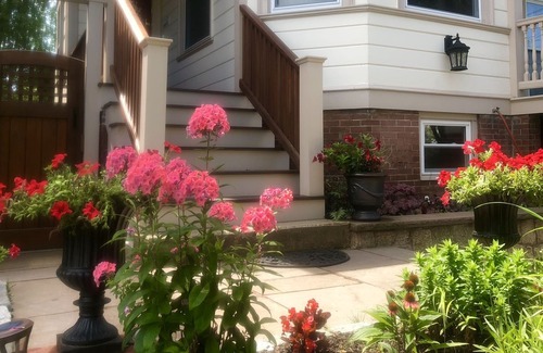 Blackstone House | CHARMING Apartment in Grand Home East Side WALK EVERYWHERE