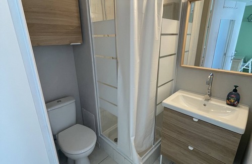 Sete Apartment | Charming apartment in Sète close to all amenities, secure parking.
