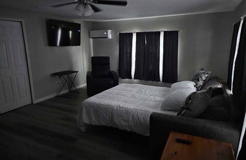 New Boston Apartment | Charming apartment with a full size kitchen AC and WiFi in wonderful New Boston