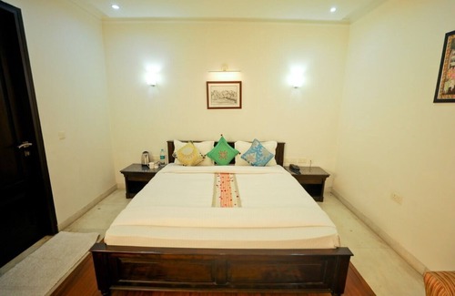 Basai Bed & Breakfast | Charming B&B with WiFi and AC in Wise Villa Agra 7