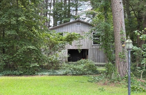 New Boston House | Charming barn with AC in Simms - Perfect for a secluded cozy getaway.