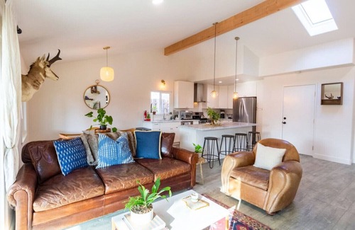 Bay Park House | Charming Bay Park 3BR Great Backyard BBQ A/C