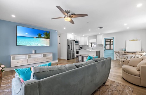 North Naples House | Charming Beach Bungalow, Perfect for all!