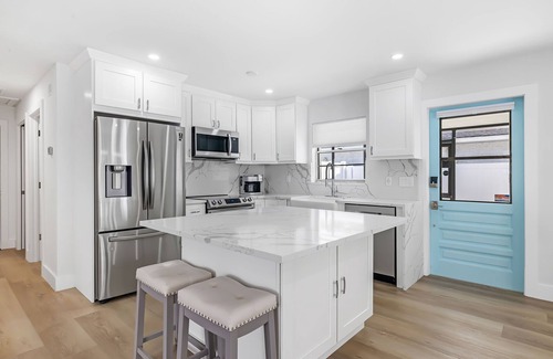North Naples House | Charming Beach Bungalow, Perfect for all!