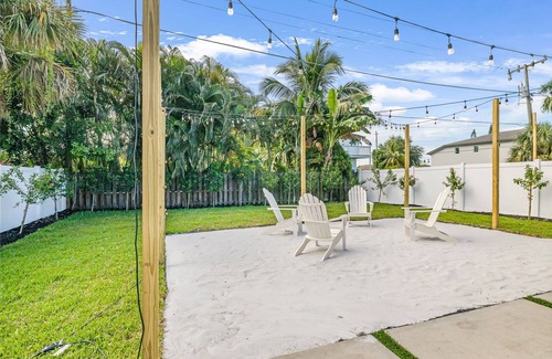 North Naples House | Charming Beach Bungalow, Perfect for all!